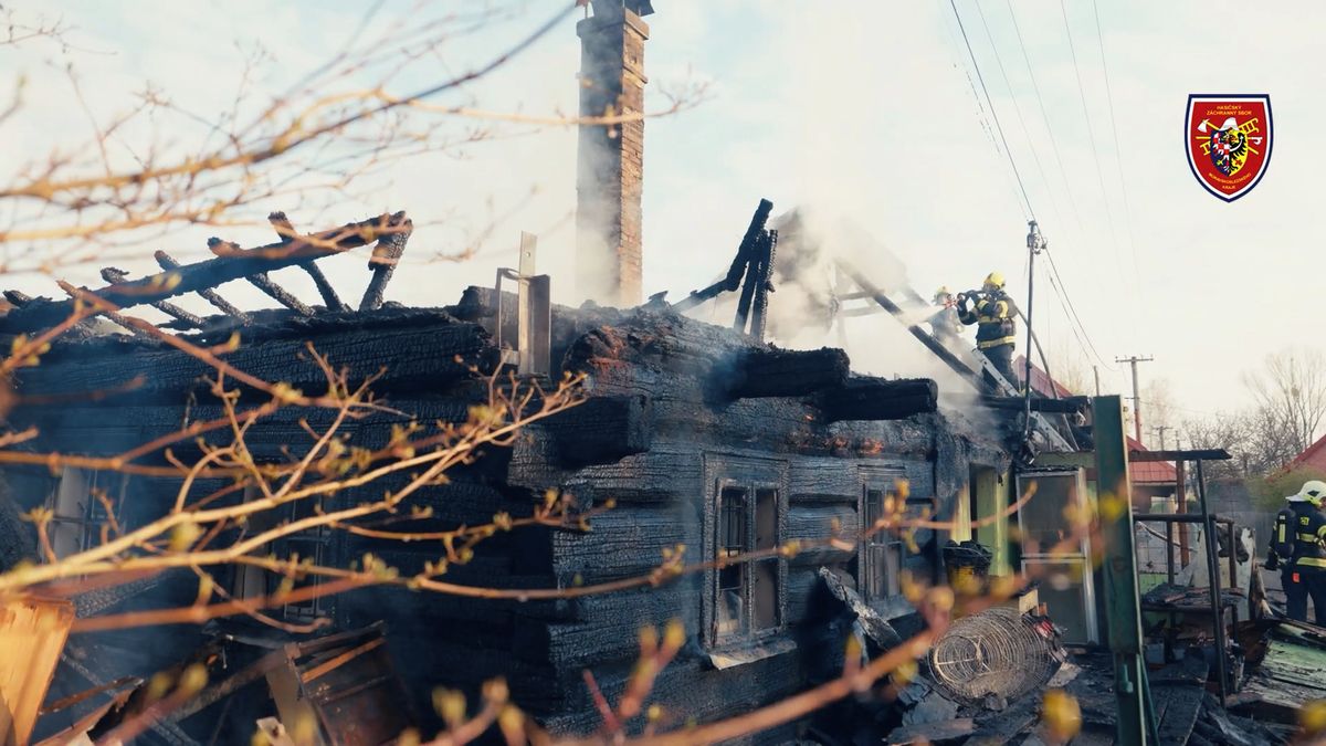 Na Frýdecko-Místecku shořela roubenka, škoda je tři miliony